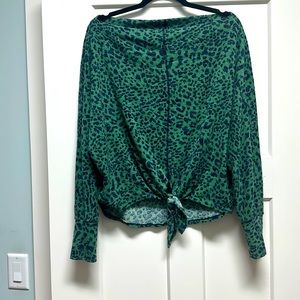 Off the shoulder or could be one shoulder.size small- like new